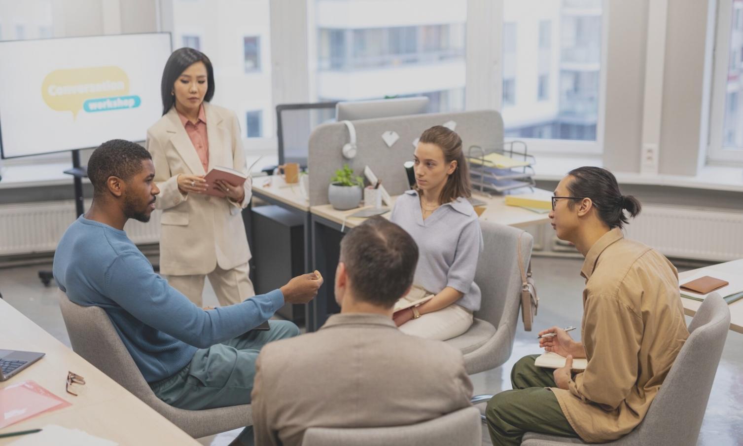 Studierende bei der gemeinsamen Analyse von Budgetdaten